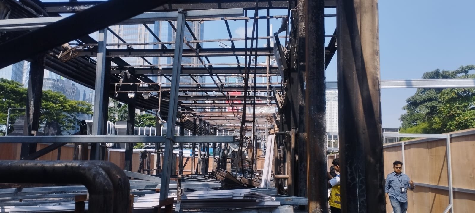 Halte Trans Jakarta Depan Mapolda dibakar habis oleh orang tak dikenal semasa aksi demo Jumat(35/8) ( foto: SPN/ diah dayanti)