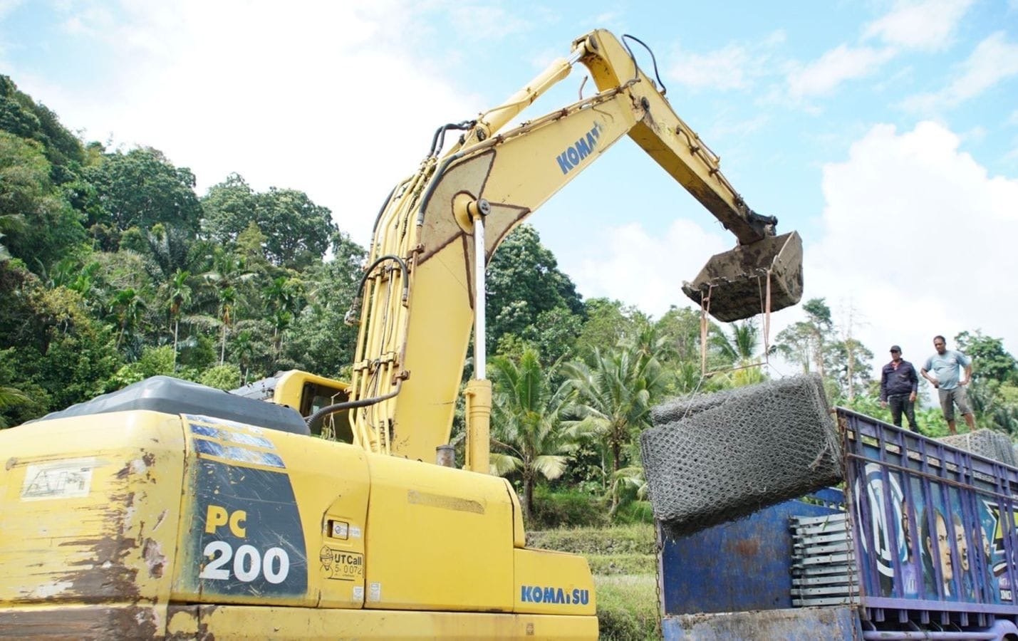 Kementerian PU bersama TNI Bangun Jembatan Bailey Darurat di Kabupaten Nagekeo NTT ( foto: birkom pu)