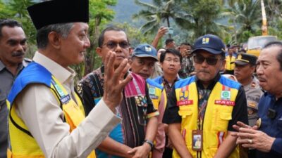 Menteri PU saat kunjungan kearea banjir bandang di kabupaten Nagekeo ( foto: birkom pu)