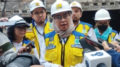 Dirjen Cipakarya Kementrrian PU Dewi Chomistriana saat menjawab media saat kunjungan ke wisma MPR- RI yang habis dibakar oknum demo ( foto: spn/ dd)