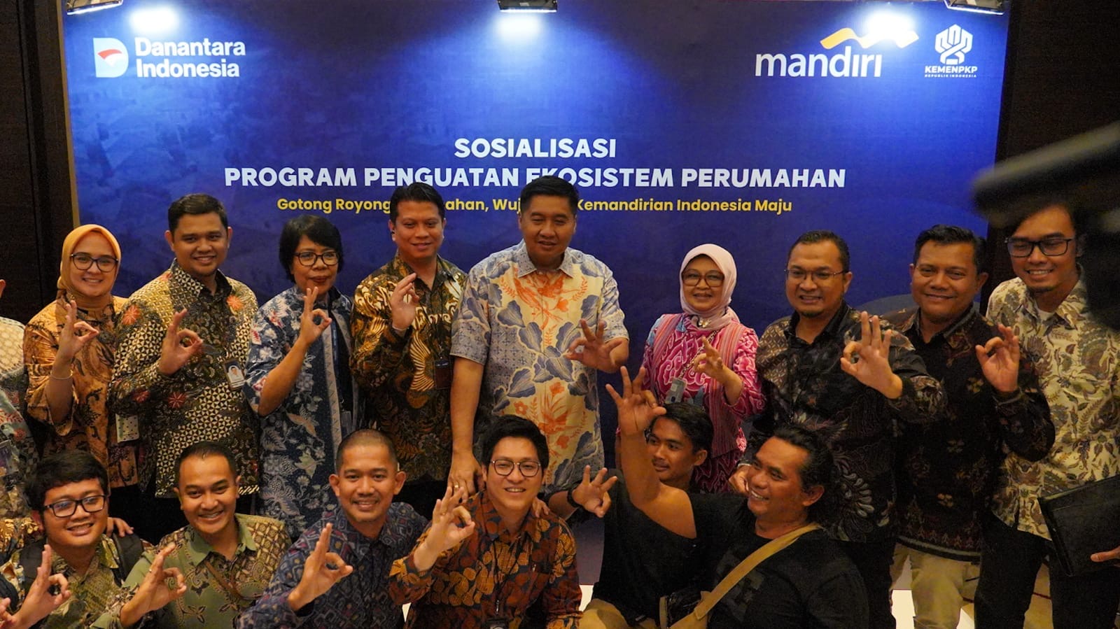 Menteri Ara berfoto bersama para stakeholder KUR Perumahan di Bandung ( foto: humas pkp)