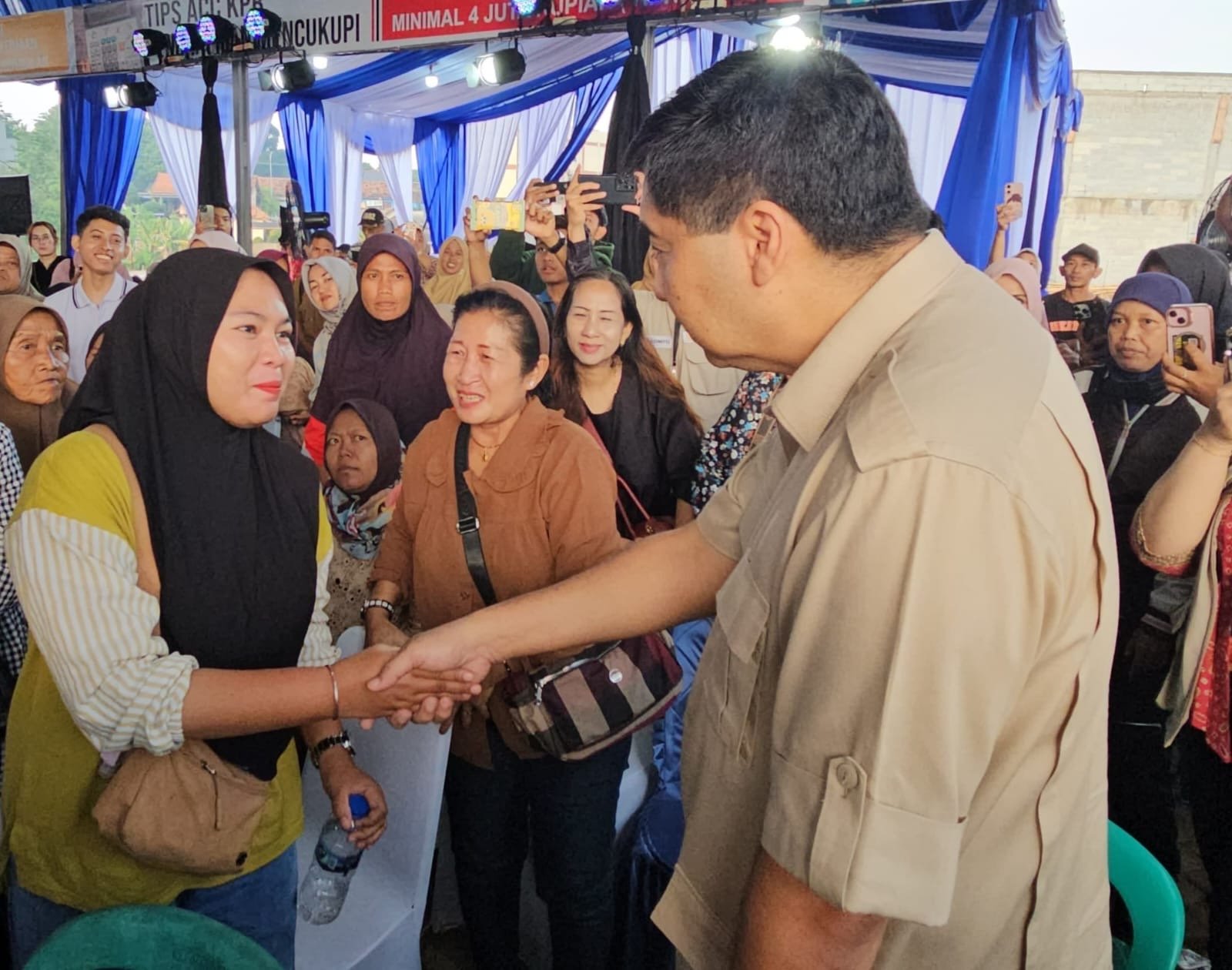 Menteri Ara bersalaman denhan emak emak yg menggunakan pembiayaan mikro perumahan ( foto: birkom pkp/ ris)
