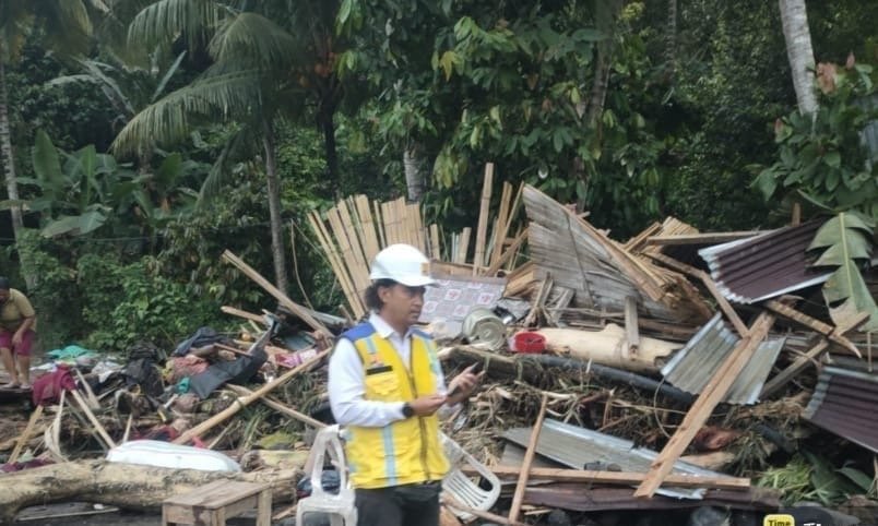 Porak poranda desa di NTT terdampak banjir bandang ( foto: birkom pu)