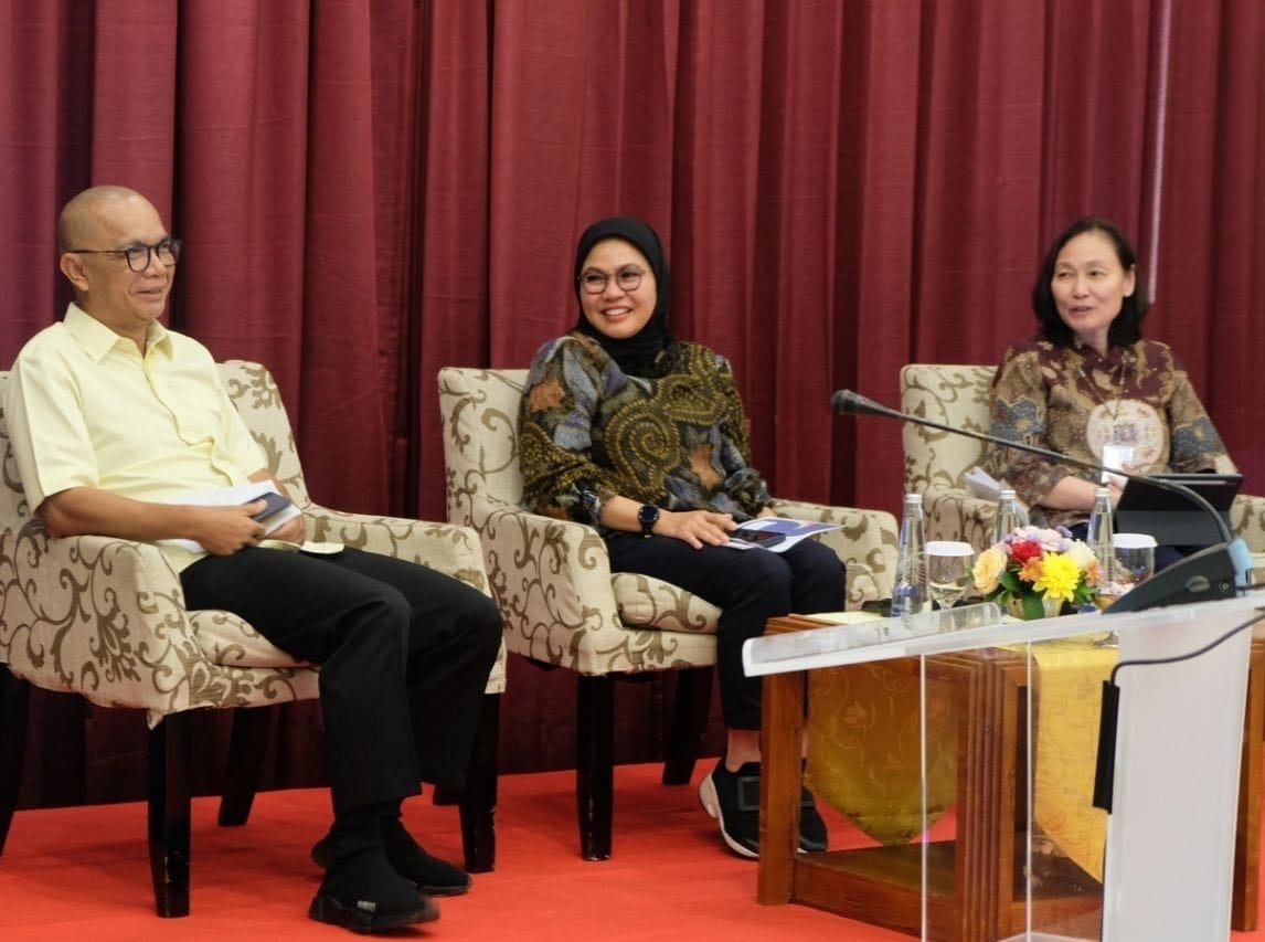 Sekjen PU Wida ( tengah )/ dalam kegiatan PPS di Bali ( foto : birkom pu)