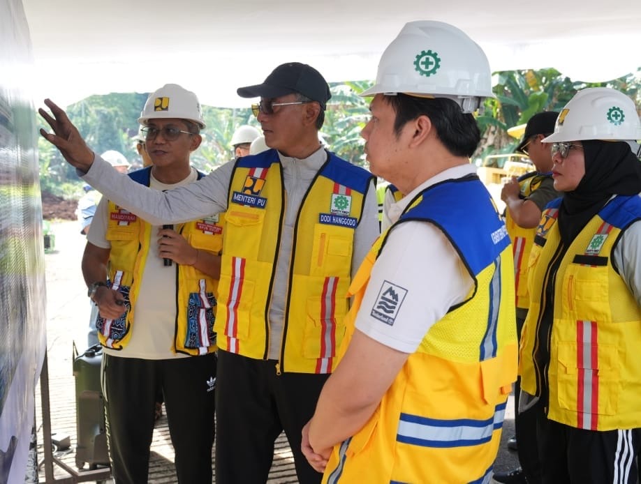 Menteri PU saat meninjau pembangunan Outer Ring Roud 3di Manado (foto: birkom pu)