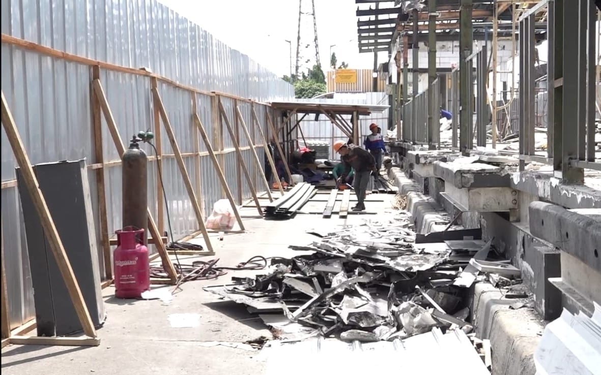 Halte Trans Jakarta yang rusak sedang diperbaiki( foto: birkom pu)