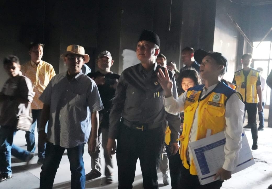 menteri PU saat kunjungi Gedung paripurns kabupaten Brebes ( foto: birkom pu)