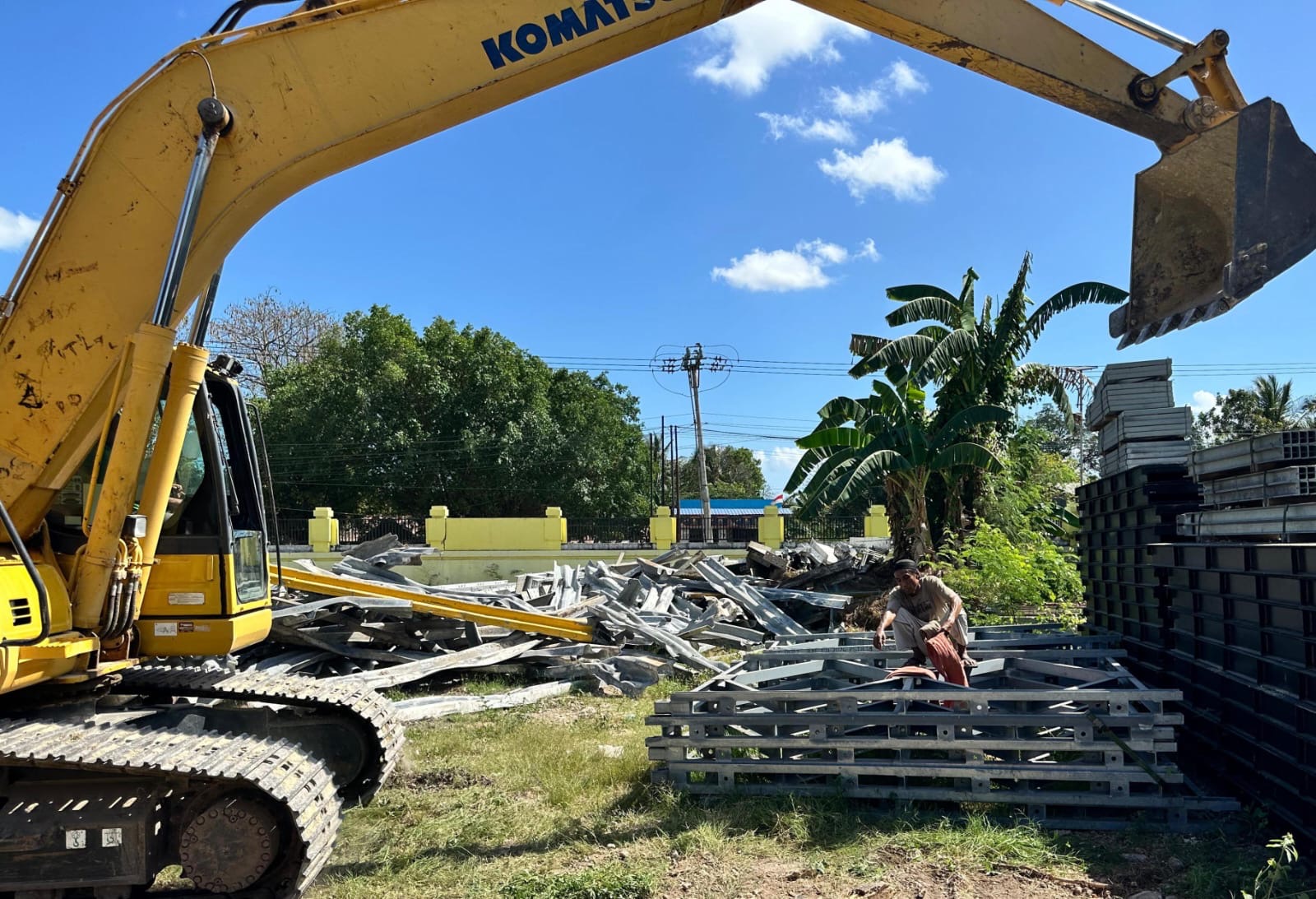 Ket foto: Kementerian PU melalui Balai Pelaksanaan Jalan Nasional (BPJN) NTT, telah mengerahkan alat berat seperti excavator dan wheel loader untuk membersihkan material lumpur dan puing yang menutup ruas jalan Maumbawa–Mauponggo–Sp. Gako ( foto: birkom pu)