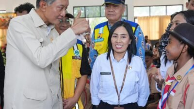 Menteri PU saat berdialog dengan Guru dan Siswa SRMP 9 Kupang ( foto: birkom pu)