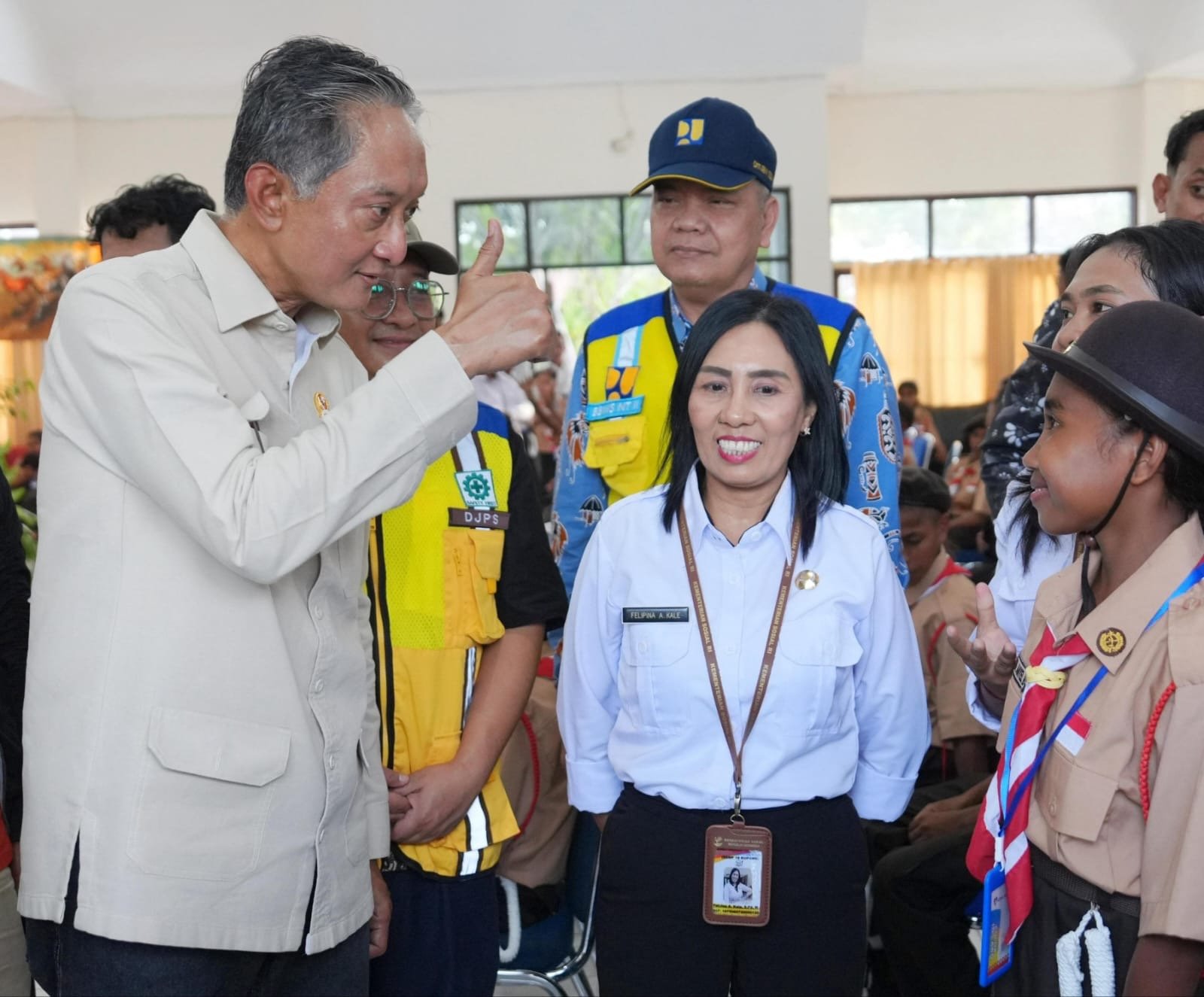 Menteri PU saat berdialog dengan Guru dan Siswa SRMP 9 Kupang ( foto: birkom pu)