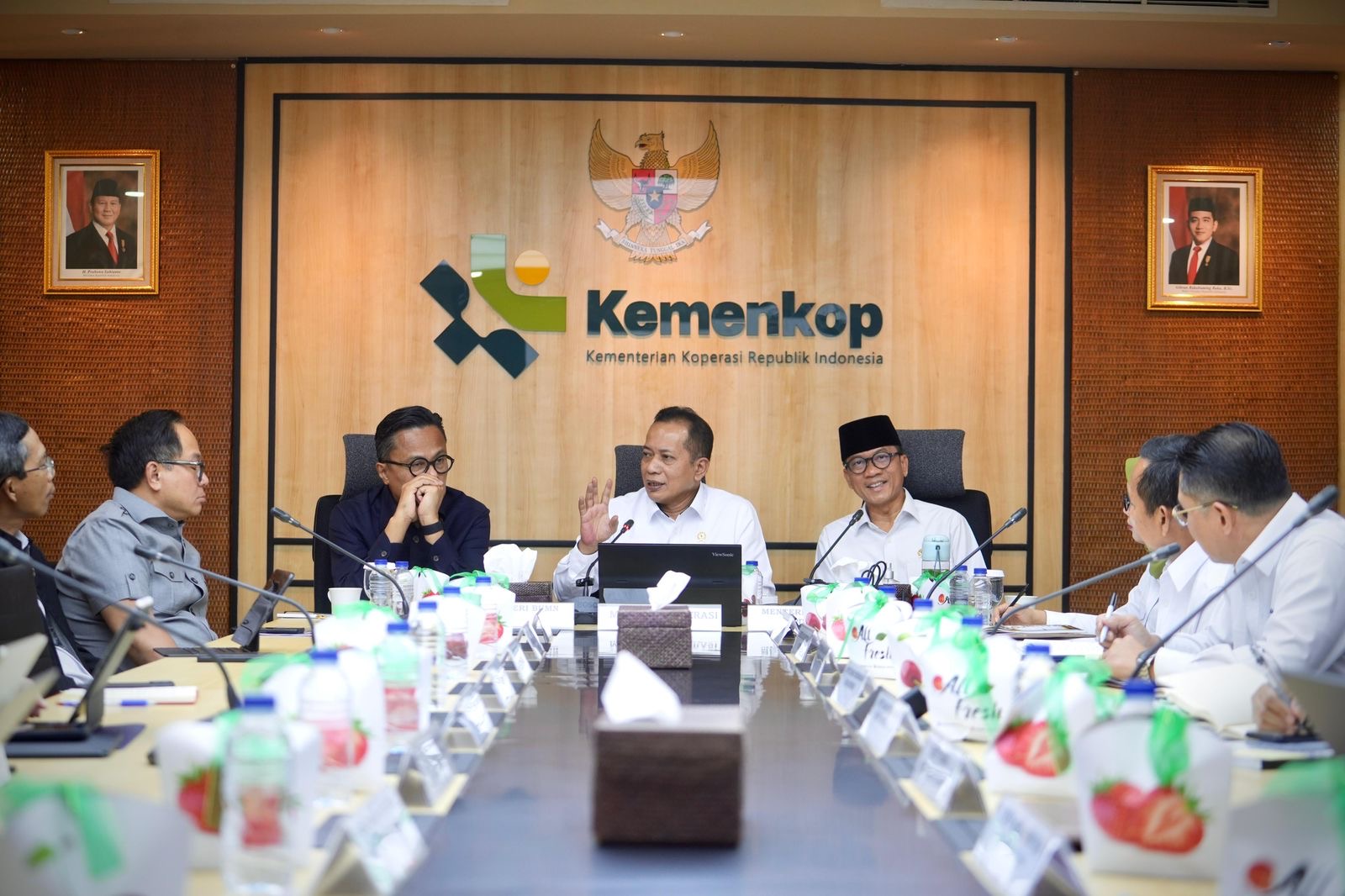 Rakor antar Kementerian,/dihadiri Menkop, Ferry Juliantoni, Mendes,Yandri Susanto dan Wakil Menteri BUMN, Kartika Wirjoatmodjo ( foto: humas Kemenkop)