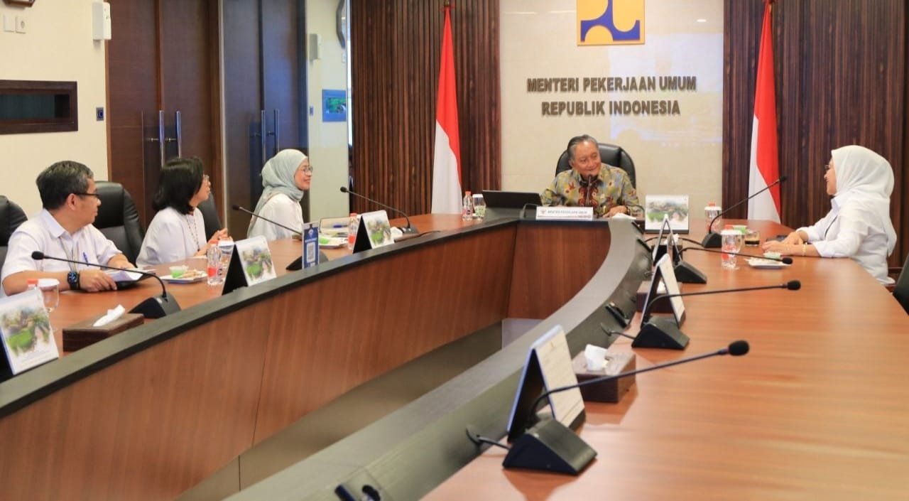 Menteri PU Dody Hanggodo dengan pejabat terkait siap.identifikasi inftastruktur publik yang rusak pasca demo ( foto: birkom.pu)