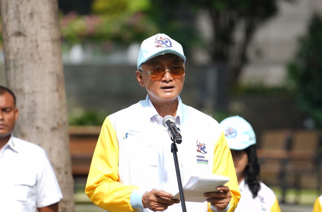 Menteri PU saat melepas 219 Kontingen Kementerian PU ikuti Pornas Korpri 17 di Palembang ( foto: birkom pu)