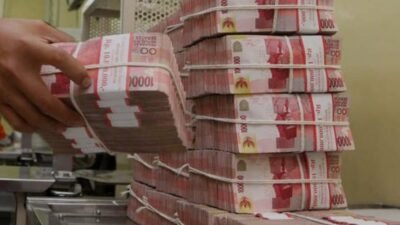 ilustrasi tumpukan uang seri seratus ribuan rupiah ( foto: dok BI)