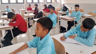 Suasana belajar di salah satu Sekolah Rakyat di Bandung ( foto: birkom pu)