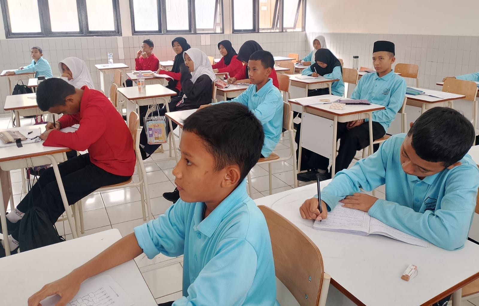 Suasana belajar di salah satu Sekolah Rakyat di Bandung ( foto: birkom pu)