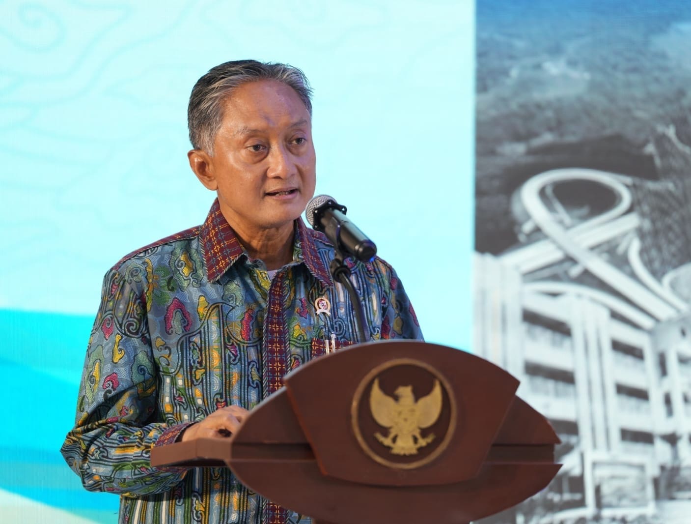 Menteri PU saat sambutan usai penandatanganan  perjanjian pengusahaan jalan tol ( foto: birkom pu)