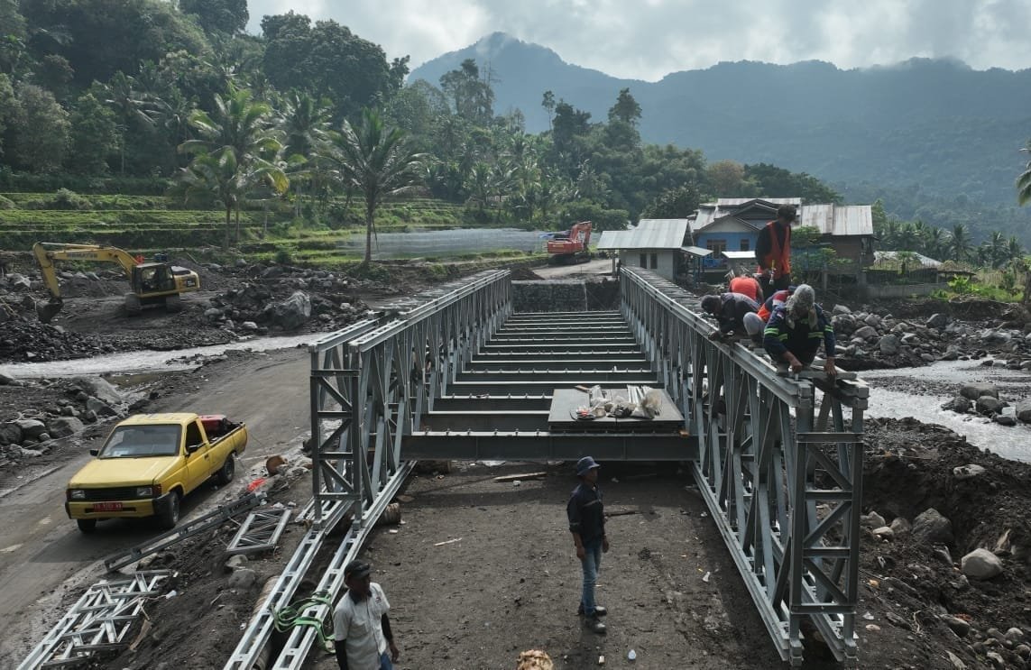 Pemasangan Jembatan Bailey Teodhae 1 ( foto: birkom pu)