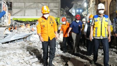Menteri PU Dody Hanggodo ( kanan) saat meninjau runtuhnya pesantren Al Khoziny Sidoarjo jatim ( foto: birkom pu)