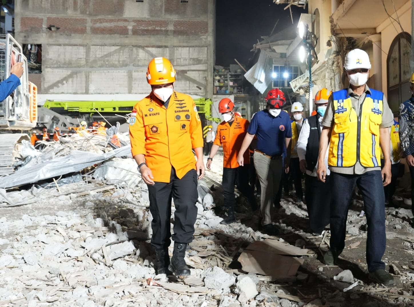 Menteri PU Dody Hanggodo ( kanan) saat meninjau runtuhnya pesantren Al Khoziny Sidoarjo jatim ( foto: birkom pu)