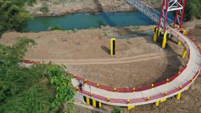 Jembatan gantung yant dibangun kementerian pu ( foto: birkom pu)