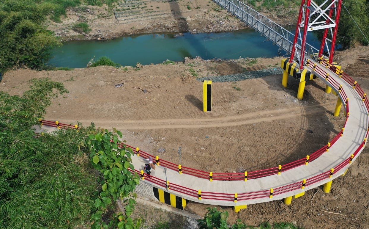 Jembatan gantung yant dibangun kementerian pu ( foto: birkom pu)