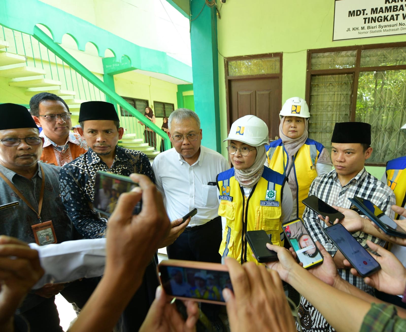 Dirjen Cipta Karya saat kunjungi 3 Ponpes di Jatim ( foto: birkom pu)