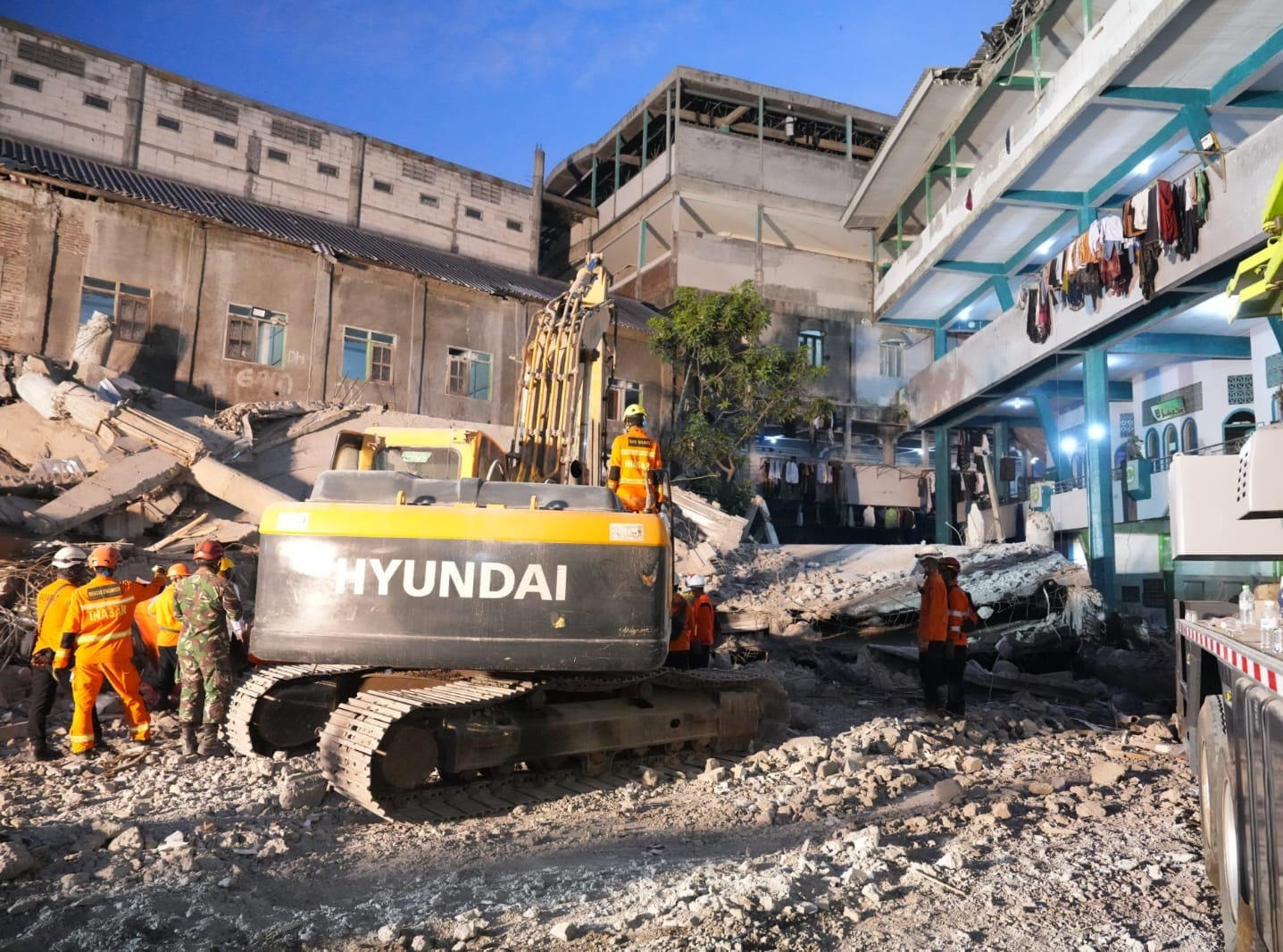 Atas kejadian ambruknya Pesantrdn Al Khoziny,Kementerian PU bukz Hotline untuk pengaduan atau pendampingan pembangunan gedung pesantren ( foto: birkom pu)