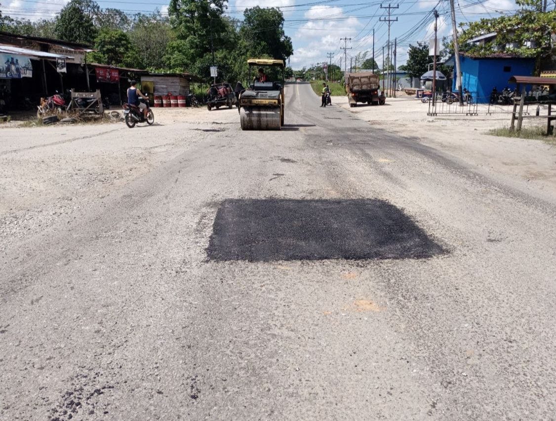 Preservasi jalan di Kabupaten Sintang ( foto: birkom pu)
