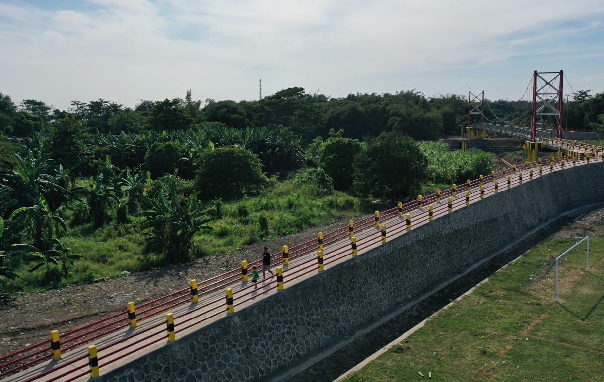 Jembatan gantung terpanjang ( birkom pu)