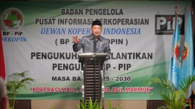 Menkop Ferry Juliantono saat acara pengukuhan anggota BP-IPP Dekopin ( foto: humas Kemenkop)