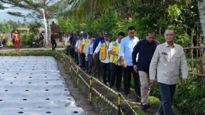 Menteri PU saat meninjau DI Sesaot di Lombok Barat ( birkom pu)