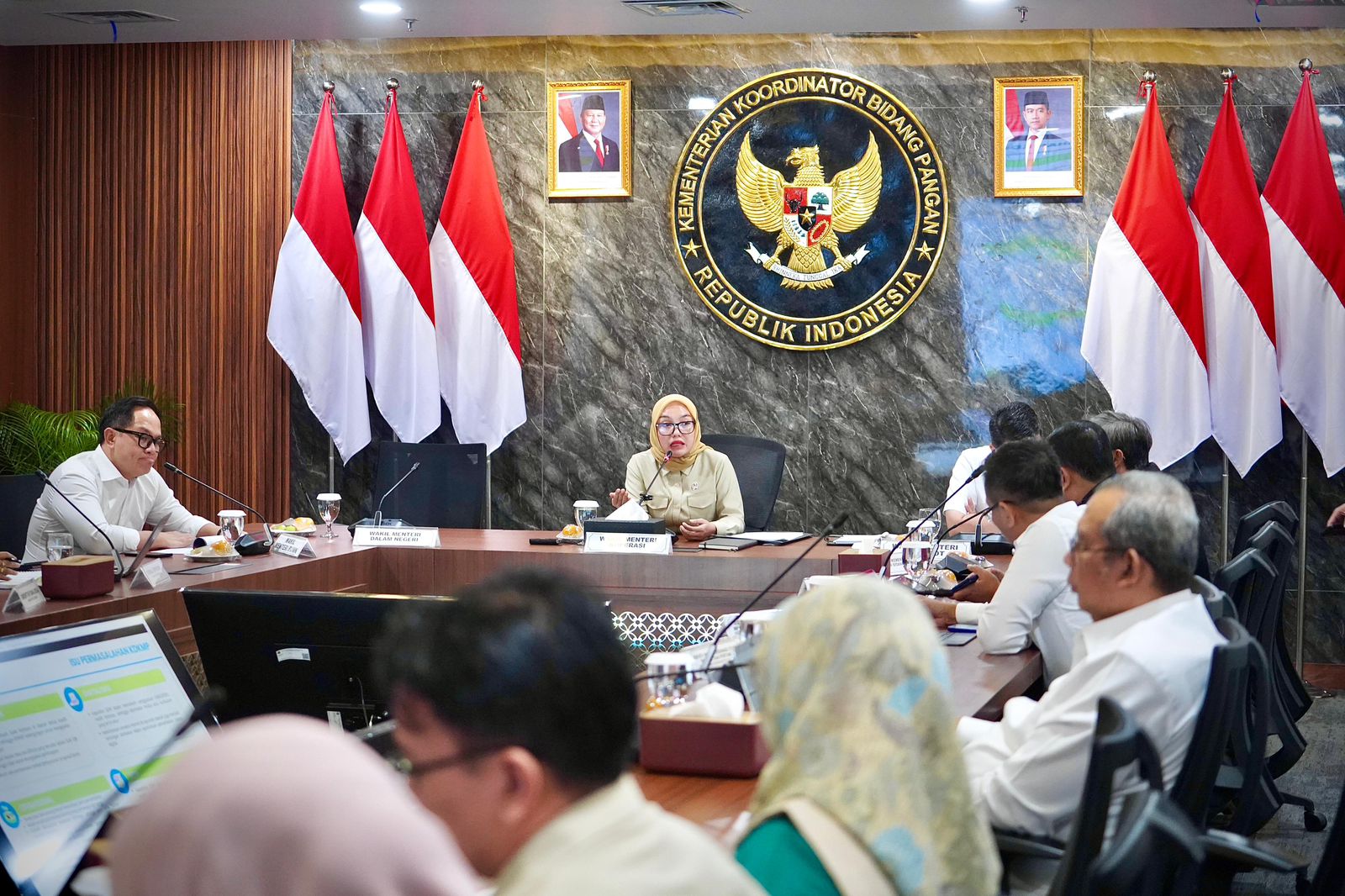 Wamenkop Farida Farichah saat memimpin Rakor Lintas Kementerian untuk Kopdes merah putih ( foto: humas kemenkop)