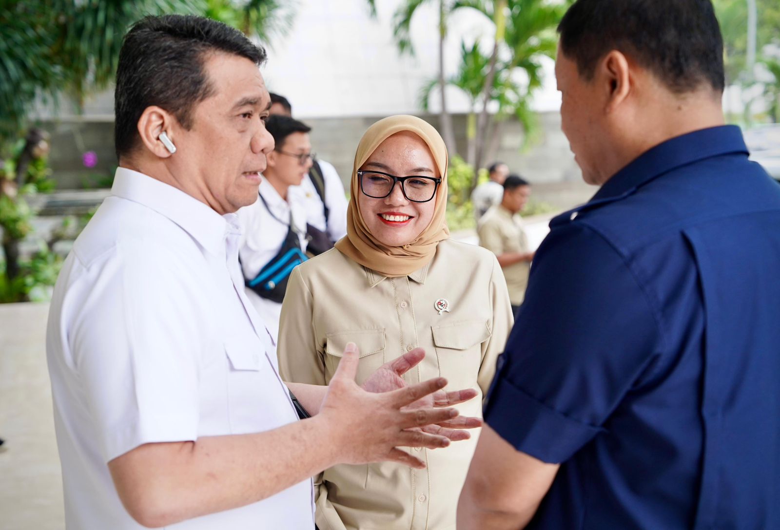 Wamenkop sedang berbincang dengan Wamendes usai Rakor lintas kementerian di Jakarta ( foto: humas kenenkop)