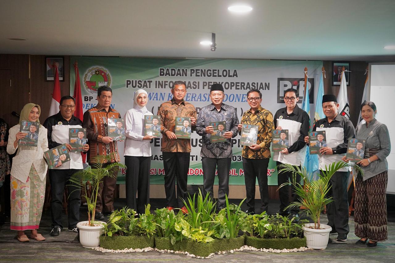 Para anggota BP- IPP Dekopim berfoto  bersama usai dikukuhkan ( foto; humas kemenkop)