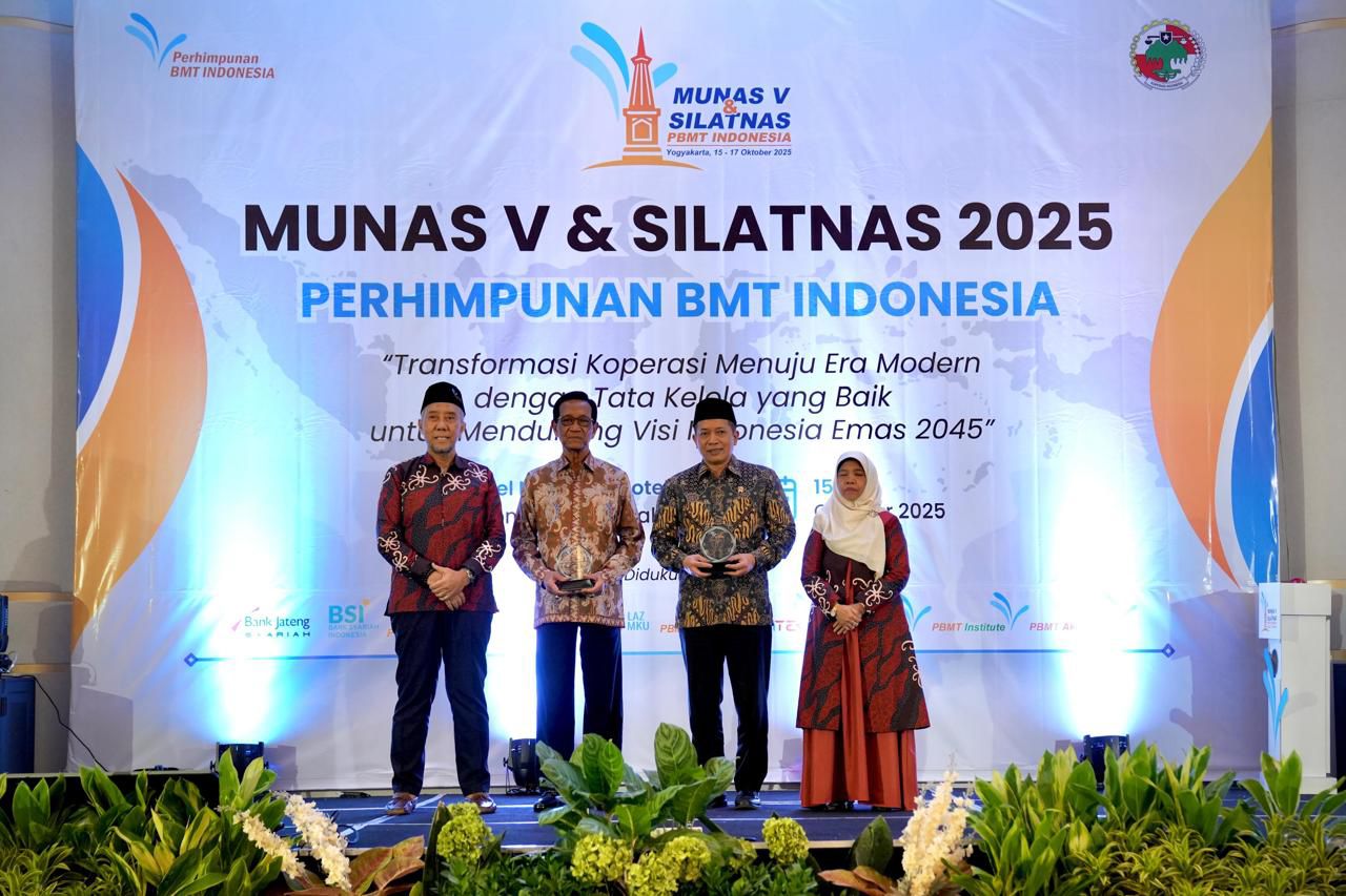 Menkop Ferry befoto bersama Gubernur DIY, dan Ketua Umum BMT ( foto: humas kemenkop)