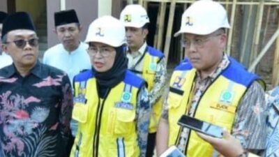 Dirjen Ciptakarya,Dewi Komistriana saat meninjau Ponpes Tremas Pacitan Jawa Timur ( foto: birkom pu)