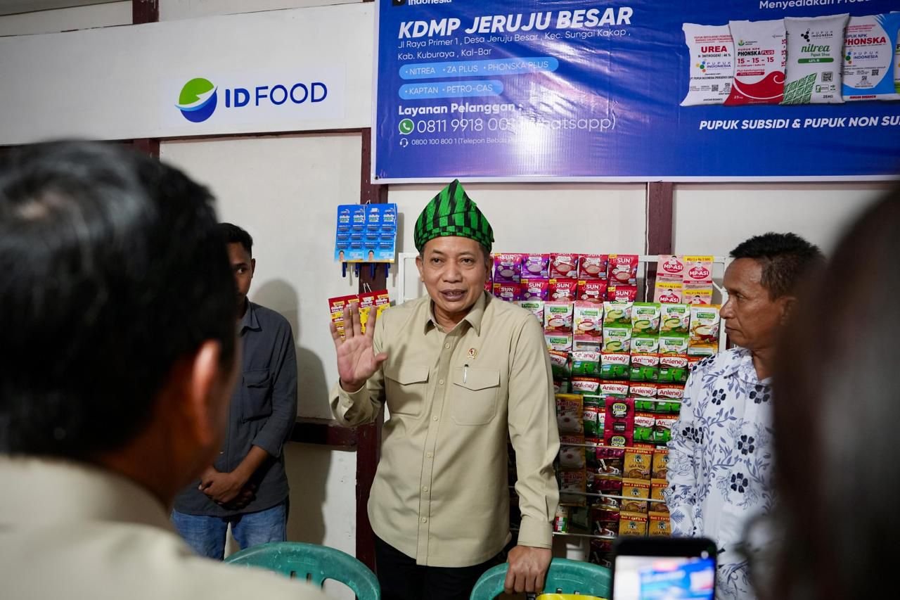 Menkop saat berkunjung ke kopdes Jeruju Besar Kab Kubu Raya Kalbar ( foto: humas kemenkop)