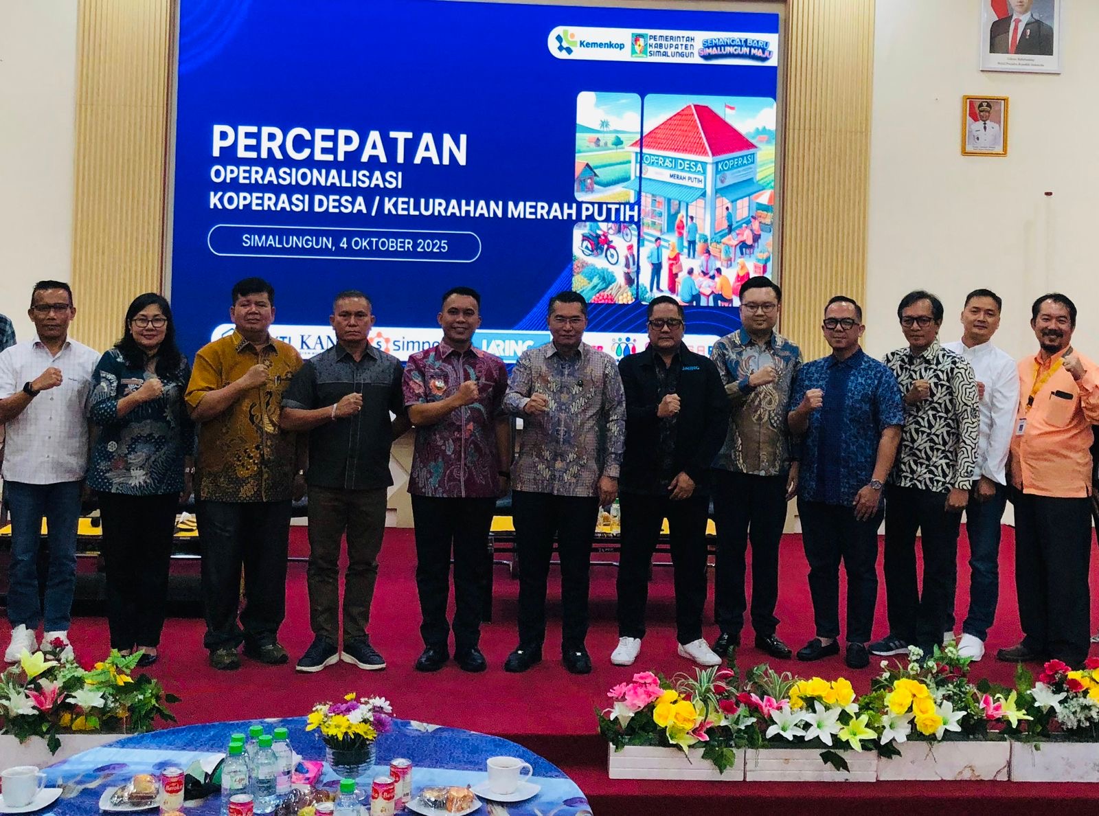 Deputi Bidang Kelembagaan dan Digitalisasi Koperasi Kemenkop Henra Saragih berfoto bersama peserta work shop percepatan opetasional kopdes merah putih ( foto: humas kemenkop)