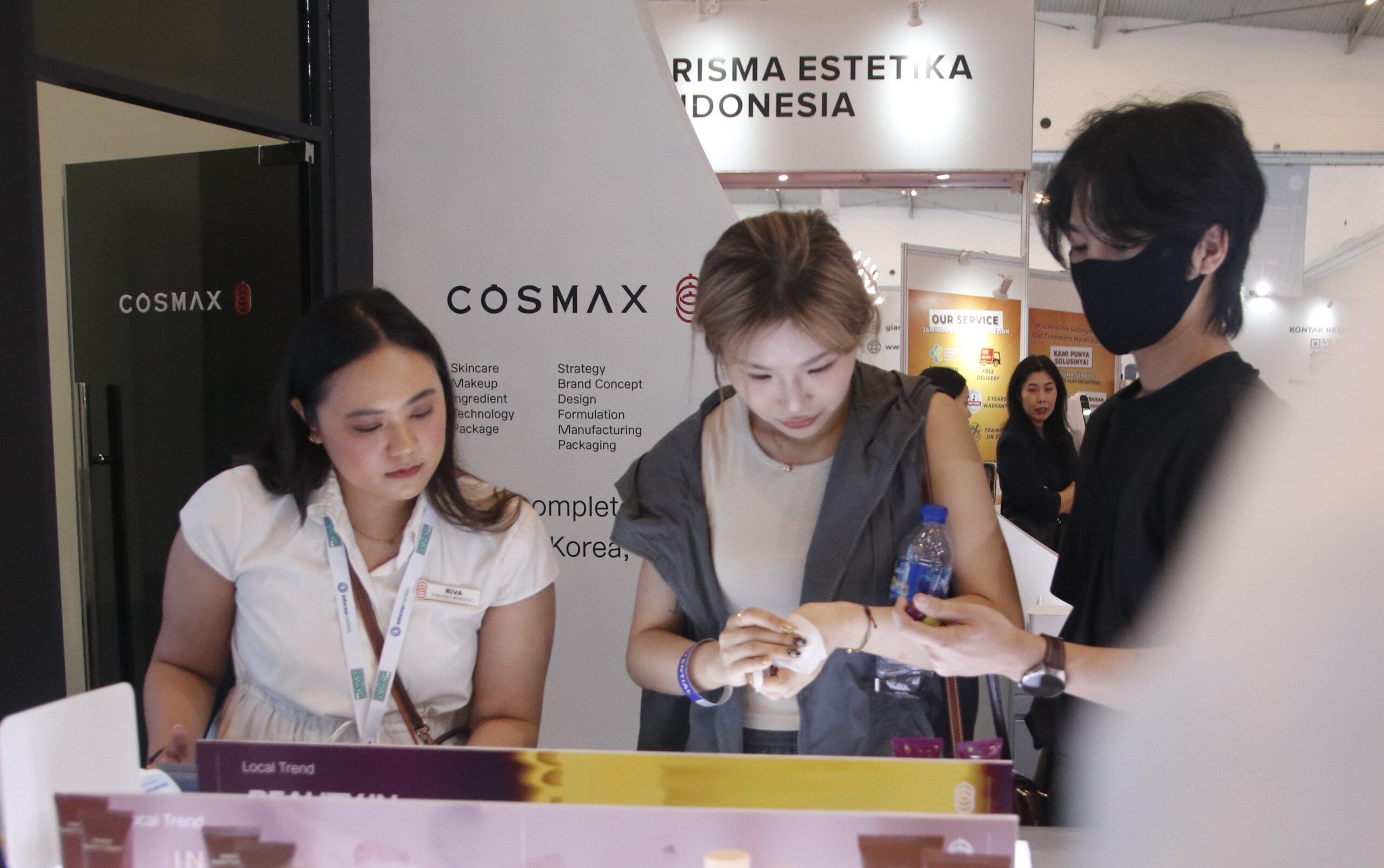 Para Pengunjung sangat antusias mengunjungi both Cosmax ( foto: Cosmax)
