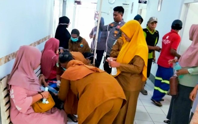 Petugas Medis di Puskesman Waimital SBB memberikan pertolongan bagi Siswa keracunan MBG. (Foto : Istimewa)