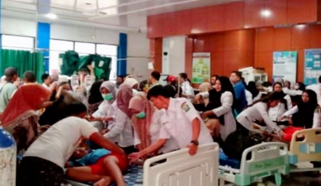 Petugas Medis di Puskesman Kairatu, Memberikan Pertolongan Bagi Para Siswa Keracunan MBG. (Foto : Istimewa)