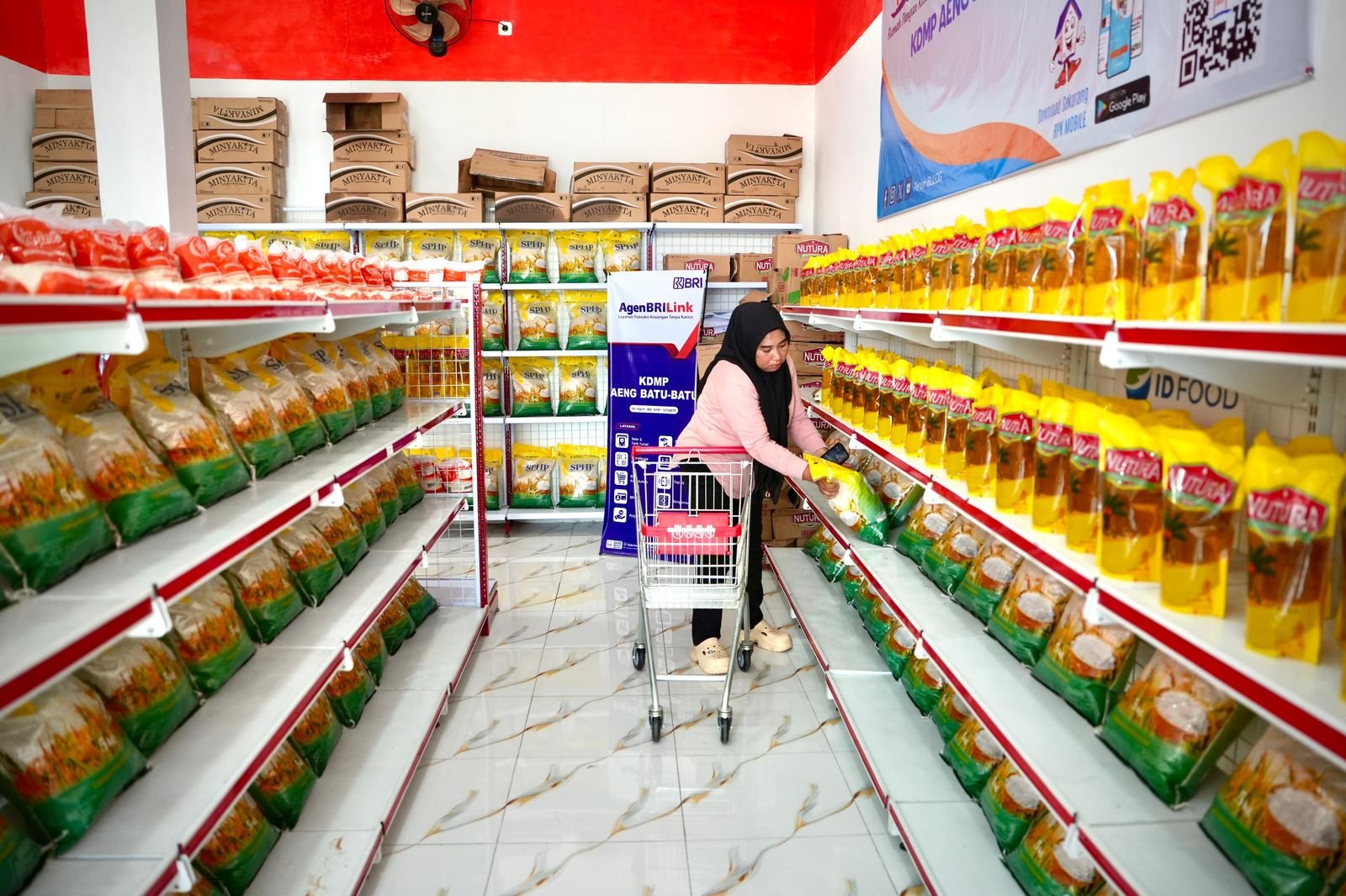 Gerai Sembako Kopdes/ kel Drsa Aeng Batu- batu berhasil meraih omzet 400juta. ( foto; humas Kemenkop)