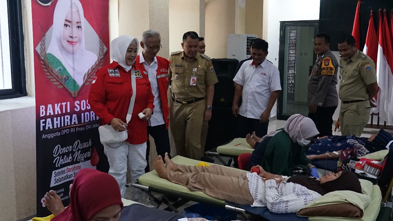 Dalam rangka memperingati Hari Ulang Tahun ke-21 DPD RI, Anggota DPD RI Dapil DKI Jakarta, Hj. Fahira Idris, menyapa warga Kepulauan Seribu melalui kegiatan sosial bertajuk “Menyapa Warga di Beranda Jakarta.”. Foto : Furqon