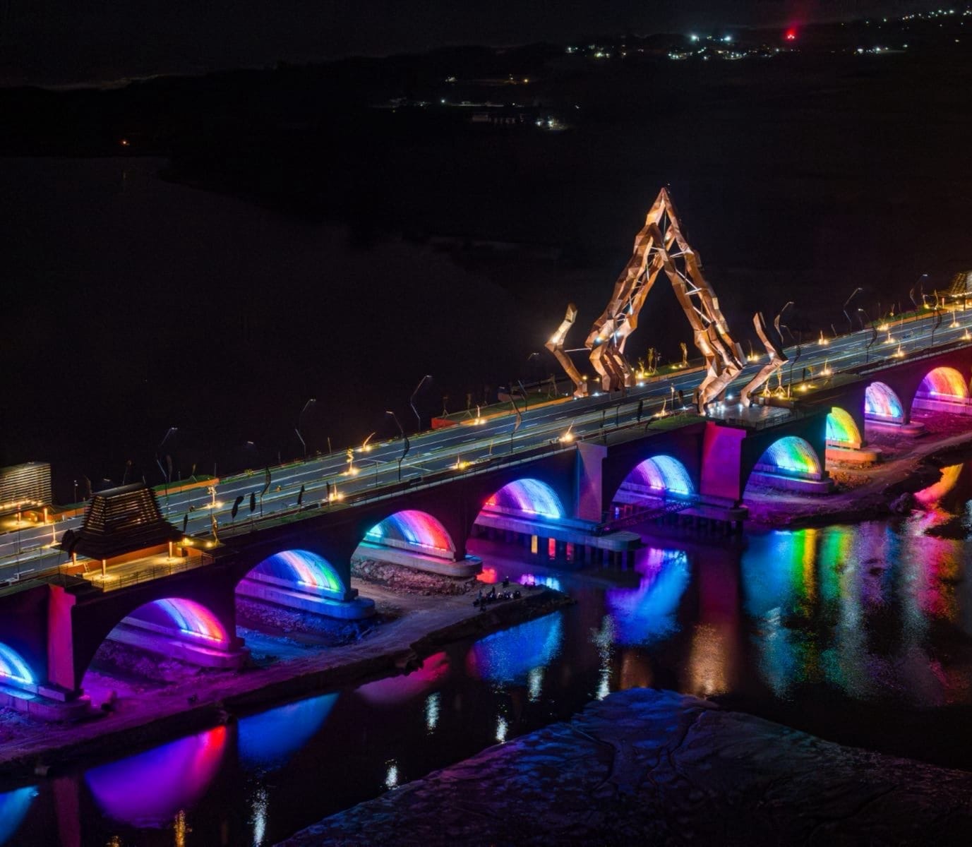 Jembatan Pandan  Simo diwaktu malam menjadi kawasan wisata ( foto: birkom pu)