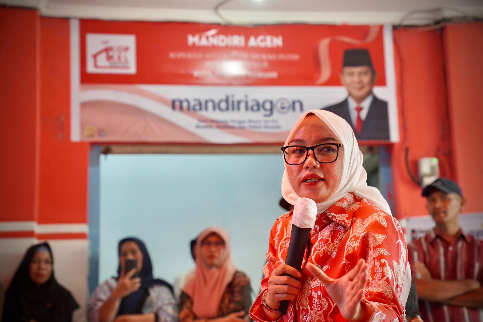 Wamenkop saat diskusi bersama anggota kopdes merah putih ( foto: humas kemenkop)