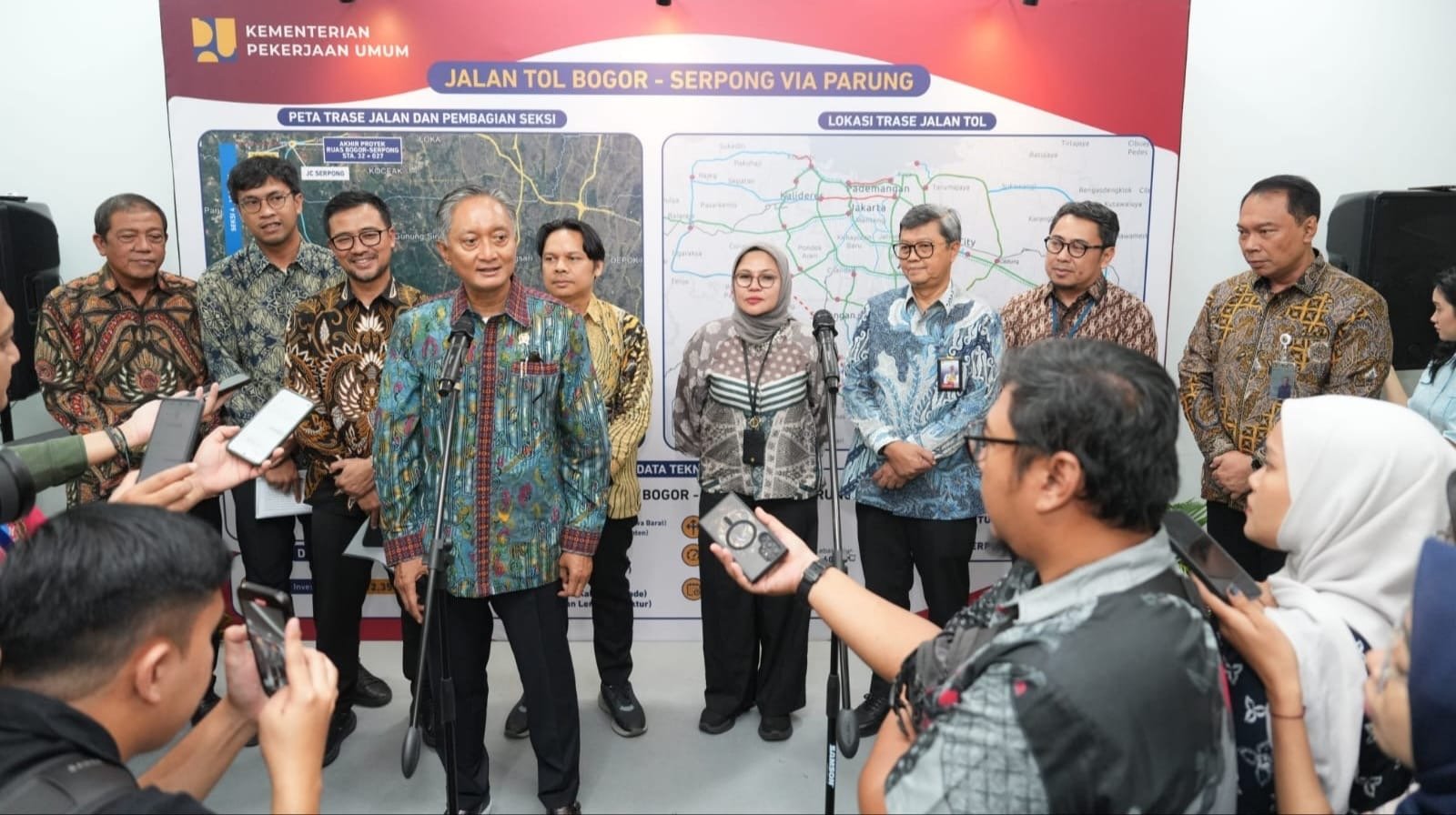Deputi Bidang Kelembagaan dan Digitalisasi Koperasi Kemenkop Henra Saragih berfoto bersama peserta work shop percepatan opetasional kopdes merah putih ( foto: humas kemenkop)