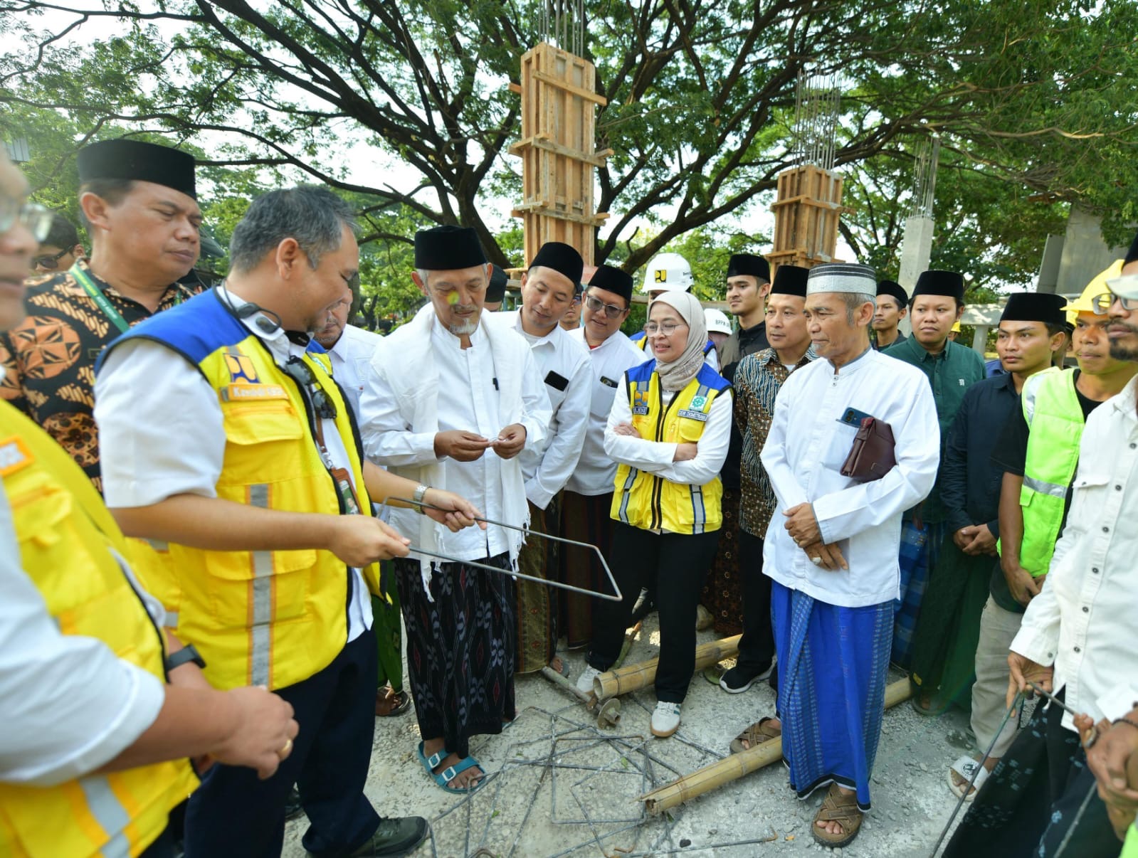 Dirjen Cipta Karya, Dewi Chomistriana saat kordinasi dengan Pengurus Ponpes di Jawa Timur ( foto: birkom pu)