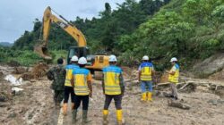 Tim tanggap darurat kementerian PU bersihkan material longsor ( bbws sum 1)