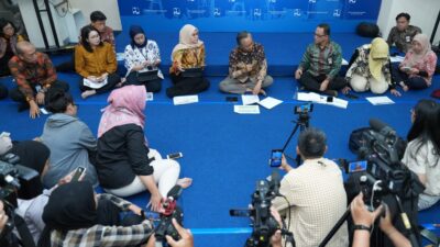 Menteri PU bersama Staf nya dalam media brifing ( birkom pu)